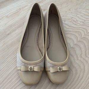Tory Burch patent leather and suede beige flats